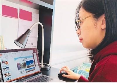 中國僑網(wǎng)作者在工作中(圖片來源:《人民日報海外版》)