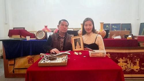 中國僑網(wǎng)外景老師毋典(右)和麥稈畫傳承人朱順悌(圖片來源:中國華文教育基金會)