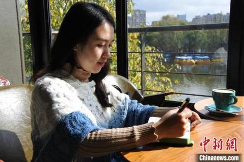 中國僑網(wǎng)圖為老撾女孩楊瑪尼。羅婕攝