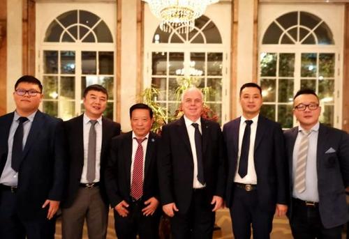 中國(guó)僑網(wǎng)意大利總理府部長(zhǎng)會(huì)議主席卡羅•卡普里亞和歐聯(lián)通訊社相關(guān)負(fù)責(zé)人合影。(意大利歐聯(lián)網(wǎng)/博源 攝)