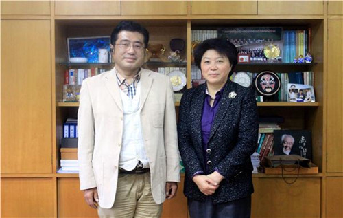 中國僑網季俊秋副主任與王海澄會長合影