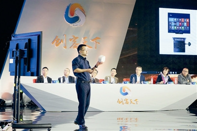 圖為一名選手正在向?qū)<以u審組作項目陳述。