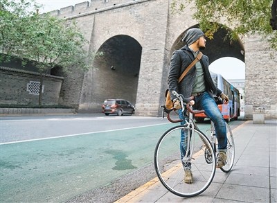 中國僑網(wǎng)李震和他的定制款公路自行車(受訪者供圖)