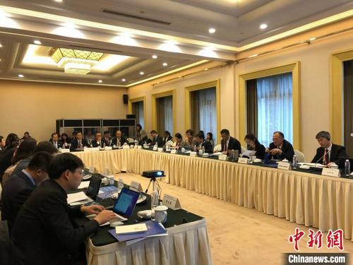 中國(guó)僑網(wǎng)圖為亞洲相互協(xié)作與信任措施會(huì)議(簡(jiǎn)稱“亞信”)非政府論壇第三次會(huì)議“全方位互聯(lián)互通”圓桌會(huì)議?!$婌健z