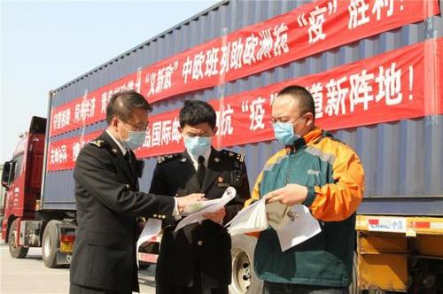 中國僑網(wǎng)海關(guān)關(guān)員現(xiàn)場查驗(yàn)出境中歐班列集裝箱 (中國經(jīng)濟(jì)網(wǎng)/李軒 攝)