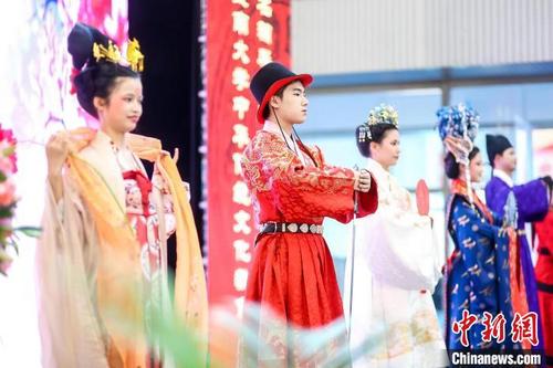 中國(guó)僑網(wǎng)傳統(tǒng)服裝展演 廣州市文化廣電旅游局 供圖