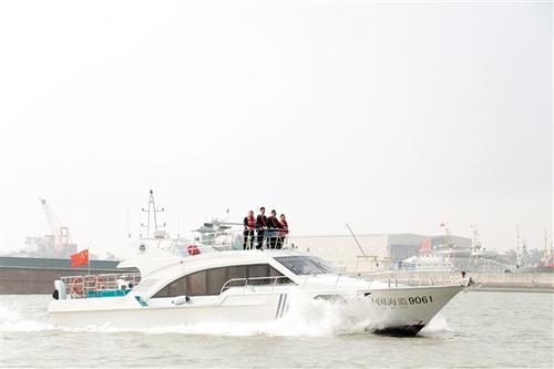 中國(guó)僑網(wǎng)新會(huì)海監(jiān)大隊(duì)隊(duì)員乘坐海監(jiān)執(zhí)法船出海巡邏。