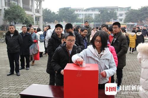 中國僑網(wǎng)圖為什邡捐款現(xiàn)場