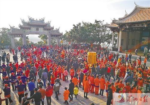 中國僑網(wǎng)圖為湄洲島媽祖鬧元宵現(xiàn)場氣氛熱烈。