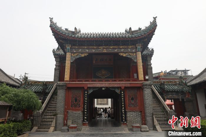5月14日,河南開封山陜甘會館內的戲樓。山陜甘會館修建于清乾隆四十一年(1776年),主體建筑有照壁、戲樓、牌樓、正殿,館內磚雕、木雕、石雕精美,堪稱“三絕”,是研究清代建筑史、美術史、民俗史的重要實物資料。袁洋 攝