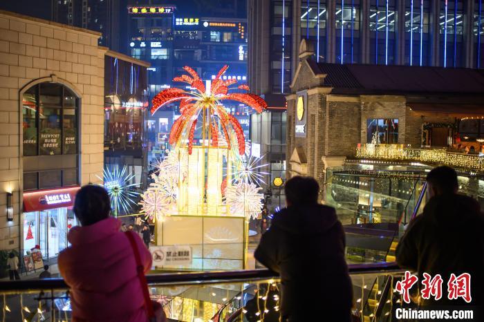 中國僑網(wǎng)璀璨燈飾吸引市民拍照。中新網(wǎng)記者 何蓬磊 攝