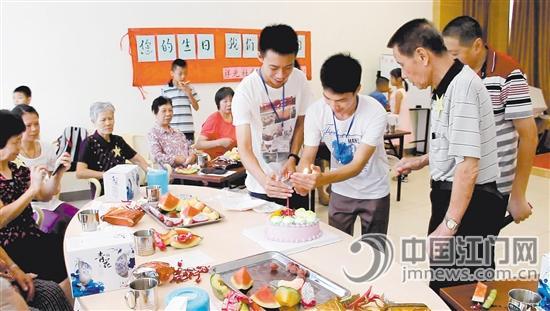 蓬江區(qū)居家養(yǎng)老北街站社工為社區(qū)老人舉行生日會。