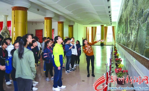 中國僑網(wǎng)香港學(xué)生在中國瓷都陳列館參觀。
