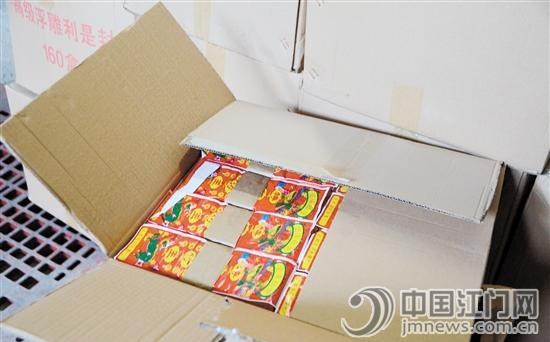 中國(guó)僑網(wǎng)“三無(wú)”爆竹。