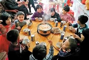 中國僑網(wǎng)潮州年夜飯小朋友們最開心。
