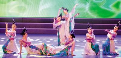 中國(guó)僑網(wǎng)圖為通化市歌舞劇團(tuán)演員表演舞蹈《馬蘭開(kāi)花》