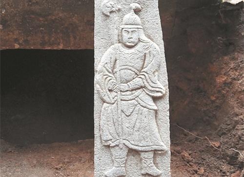 中國僑網(wǎng)墓地里發(fā)掘出的石刻畫像