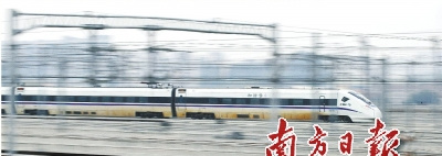 中國僑網(wǎng)佛山西站計(jì)劃于6月30日開通運(yùn)營。圖為途經(jīng)佛山西站的和諧號(hào)列車。