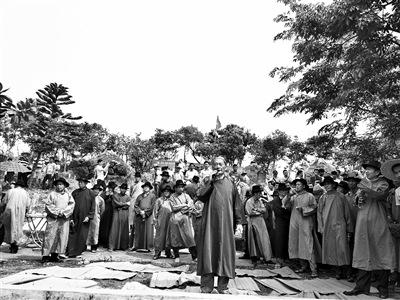 中國僑網(wǎng)圖為海南梁氏合族宗祠眾人用傳統(tǒng)方式祭祖。
