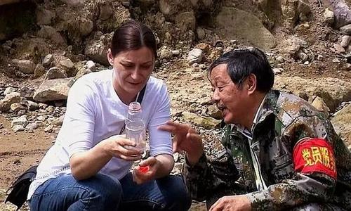 中國(guó)僑網(wǎng)洋媳婦來(lái)巡河 張永益/攝