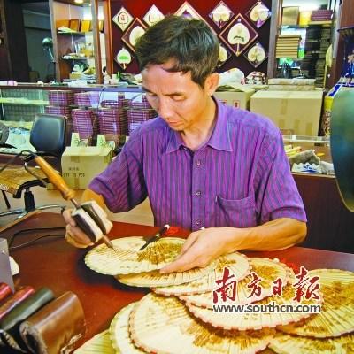 中國(guó)僑網(wǎng)廖惠林專注烙畫。受訪者供圖