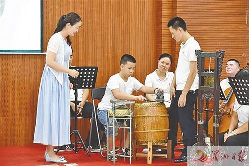 中國僑網(wǎng)圖為小學(xué)生體驗莆仙傳統(tǒng)樂器