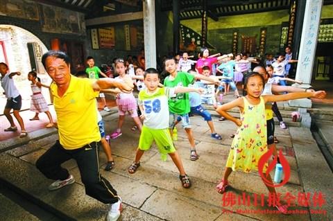 中國僑網(wǎng)參加塔坡社區(qū)愛心課堂的小朋友在鴻勝紀(jì)念館教練指導(dǎo)下學(xué)習(xí)蔡李佛拳。/佛山日報(bào)記者張弘弢攝(資料圖片)