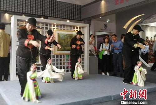 中國僑網(wǎng)梅州市第五屆客家文化創(chuàng)意產(chǎn)品博覽交易會現(xiàn)場 程景偉 攝