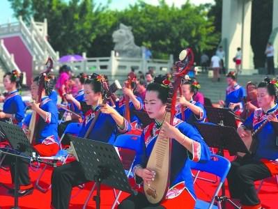 中國(guó)僑網(wǎng)湄洲島“十音八樂”隊(duì)在天后廣場(chǎng)演出。 歐碧仙 攝