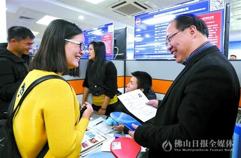中國僑網(wǎng)畢業(yè)于西北農(nóng)林科技大學(xué)碩士研究生賀嬌姣(左2)應(yīng)聘佛山林至高分子材料科技有限公司有關(guān)職位。 佛山日報(bào)記者甘建華攝