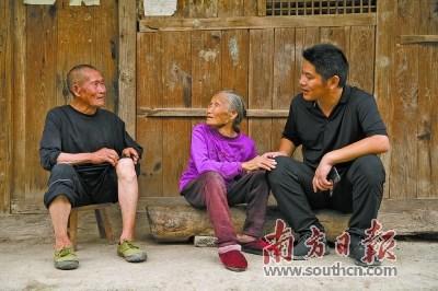 中國僑網(wǎng)在三穗縣寨頭村掛職第一書記的華僑城扶貧干部尹劍走訪村民