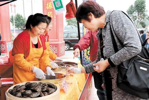 中國(guó)僑網(wǎng)“僑鄉(xiāng)巧廚娘”現(xiàn)場(chǎng)制作各種地方特色糕點(diǎn)。