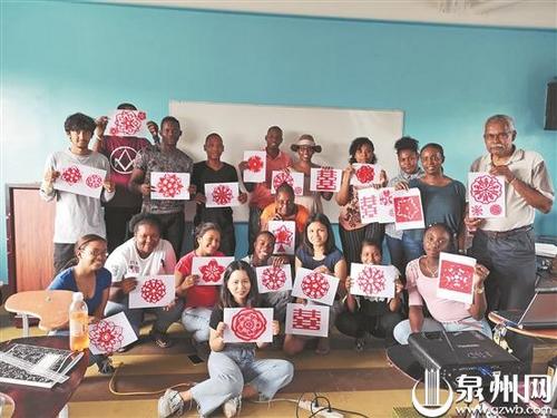 中國僑網(wǎng)林巧玲教學生窗花藝術