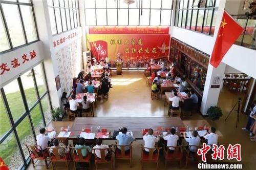 中國(guó)僑網(wǎng)浙江臺(tái)州少數(shù)民族創(chuàng)業(yè)故事會(huì)。臺(tái)州政協(xié)供圖