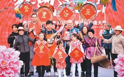 中國(guó)僑網(wǎng)國(guó)際友人與青田本地村民共同參演國(guó)際村晚節(jié)目《豐收的記憶》(《人民日?qǐng)?bào)海外版》/黃玲曉文 張永益攝)