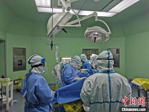 中國僑網(wǎng)醫(yī)生對該名孕婦進(jìn)行手術(shù) 樂清供圖