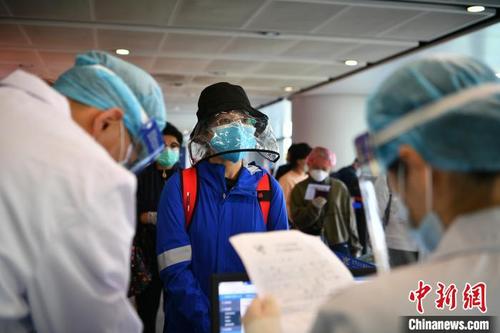 中國僑網(wǎng)圖為入境人員排隊等候 劉冉陽 攝