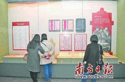 中國僑網(wǎng)“家國情懷寄尺素——江門五邑銀信(僑批)專題展”吸引市民參觀。楊興樂 攝