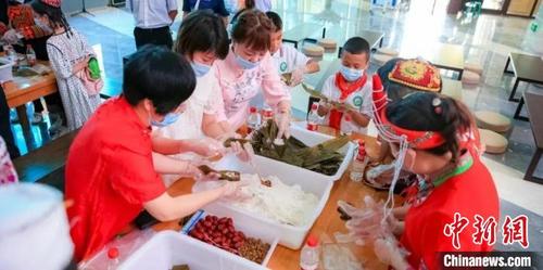 中國(guó)僑網(wǎng)體驗(yàn)包粽子過(guò)端午 施錦楓 攝