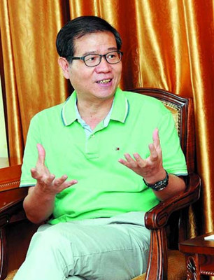 中國僑網(wǎng)圖為張應龍教授接受本報記者專訪(《汕頭日報》/李俊偉 攝)