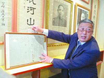 秘魯中山隆鎮(zhèn)隆善社是有著107年歷史的僑團(tuán)，因在抗戰(zhàn)期間為中國(guó)捐款得到周恩來(lái)、馮玉祥等人的題字。圖為僑領(lǐng)向南方日?qǐng)?bào)記者介紹這段光榮歷史。
