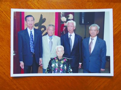 鄭潮炯妻子鐘彩合與兒子們的合影。后排左二為鄭社義。劉進(jìn)供圖