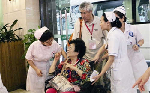 香港老歸僑到深圳華僑醫(yī)院體檢受到醫(yī)護(hù)人員熱情接待(張平和