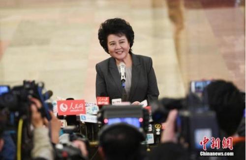 中國僑網(wǎng)國務院僑務辦公室主任裘援平在“部長通道”接受記者采訪。中新社記者 楊可佳 攝