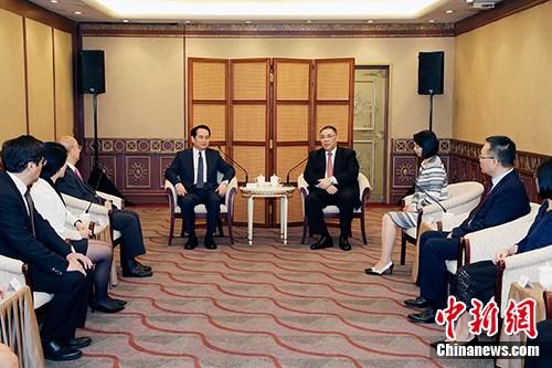 中國僑網(wǎng)5月21日,澳門特別行政區(qū)行政長官崔世安在澳門會(huì)見中央統(tǒng)戰(zhàn)部副部長譚天星等前來出席“澳門全球傳媒產(chǎn)業(yè)發(fā)展大會(huì)2018”的嘉賓。中新社記者 鐘欣 攝