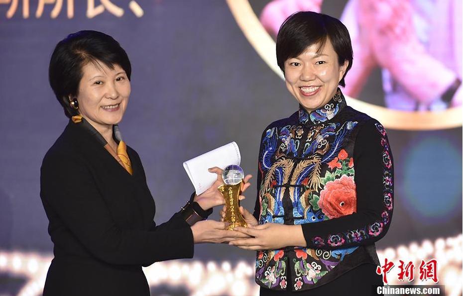中國新聞社總編輯王曉暉（左）為葉嘉瑩代表、葉嘉瑩助手張靜頒獎