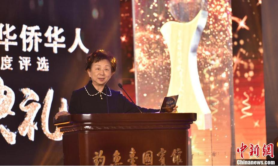 評委代表林蔡亮亮女士宣布揭曉十大新聞評選結(jié)果