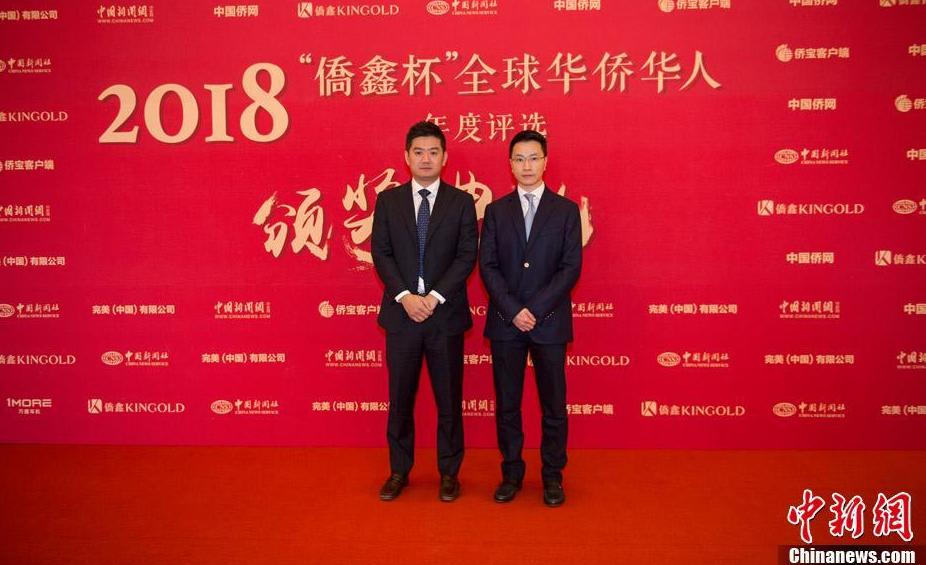 僑鑫集團代表Eric Chow（右）、朱穎林（左）進入釣魚臺國賓館芳菲苑