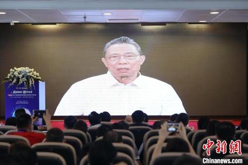 中國僑網鐘南山在“2021醫(yī)院管理與腫瘤防治系列線下研討會”上通過視頻發(fā)言 廣州醫(yī)科大學附屬腫瘤醫(yī)院供圖