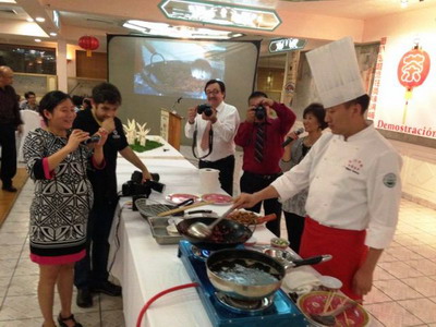 中國廚藝大師在墨西卡利表演烹飪技術(shù)